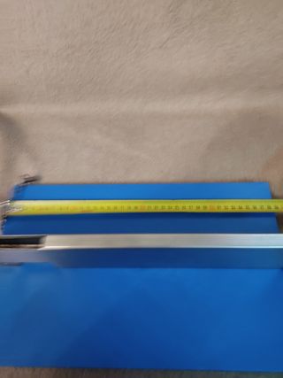 Cuchillo para cortar papel y otras materiales.