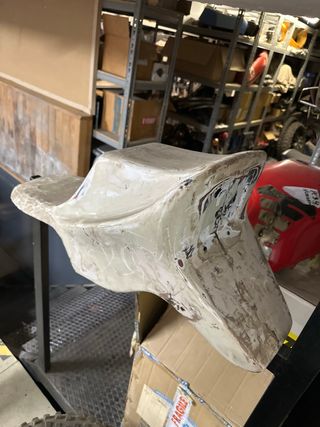 Asiento de fibra clasico cafe racer