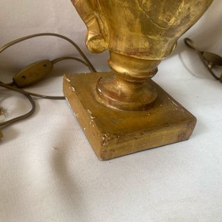 Coppia di lampade in legno dorato neoclassiche