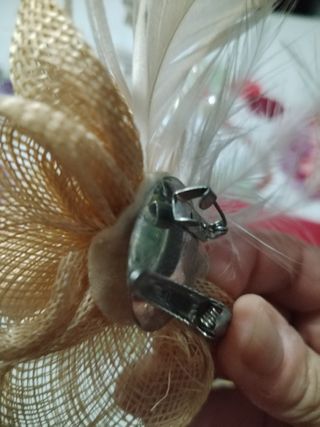 Tocado o broche plumas y perlas