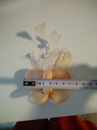 Tocado o broche plumas y perlas