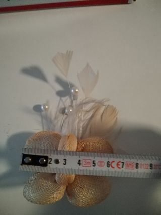 Tocado o broche plumas y perlas