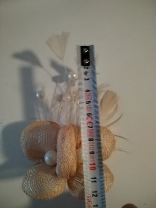 Tocado o broche plumas y perlas