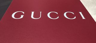 Caja y bolsa Gucci 