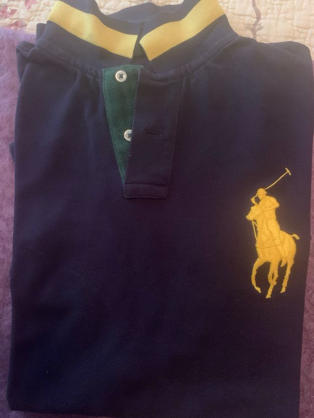 Polo azul marino .
