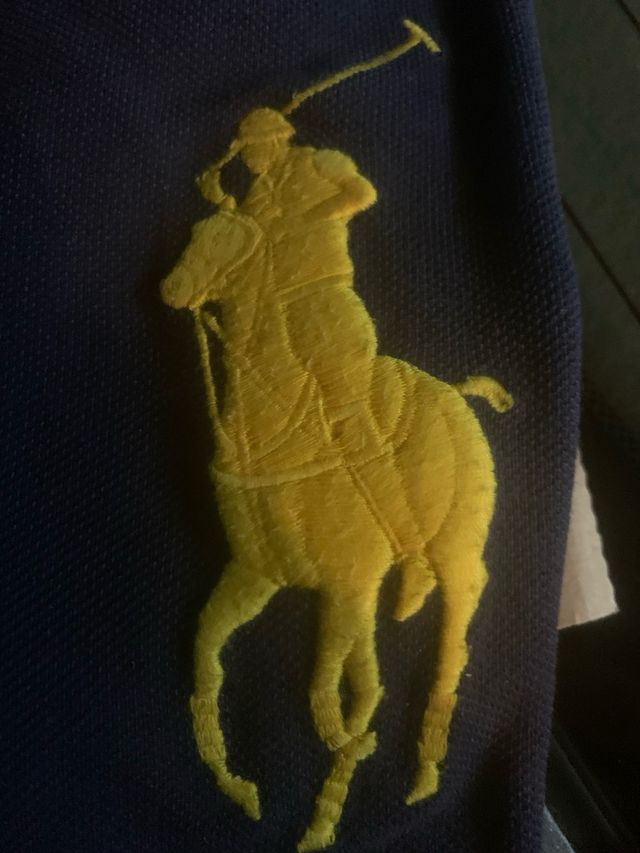 Polo azul marino .
