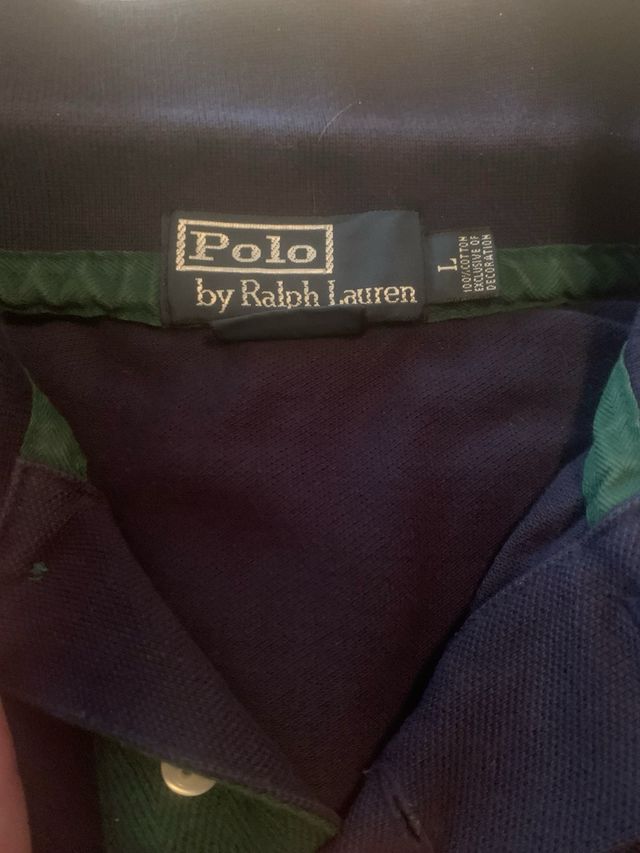 Polo azul marino .