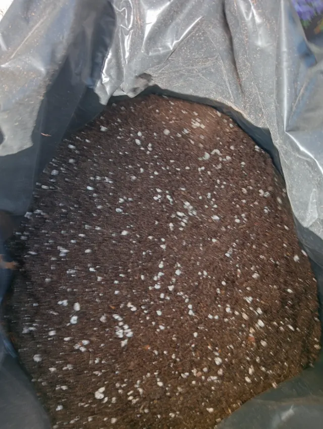 Sustrato reutilizado y aditivado para plantas 20L.