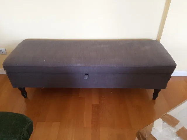 Banco tapizado con almacenamiento