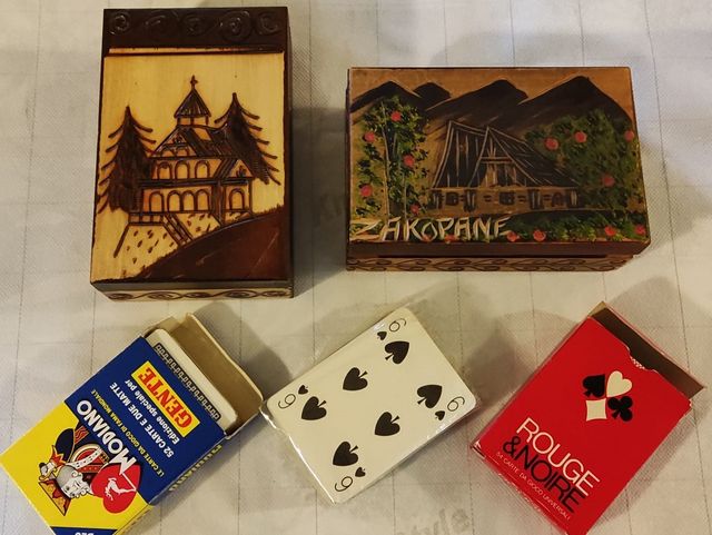 2 scatole in legno intagliate +3 mazzi carte nuove