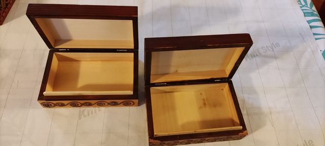 2 scatole in legno intagliate +3 mazzi carte nuove