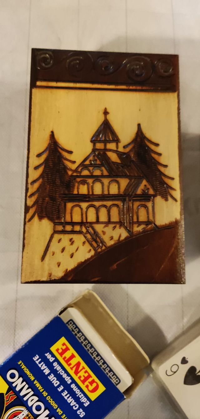 2 scatole in legno intagliate +3 mazzi carte nuove