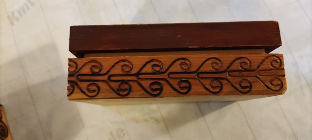 2 scatole in legno intagliate +3 mazzi carte nuove