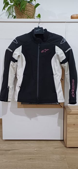 Cazadora de moto 4 estaciones
(Mujer)Talla S