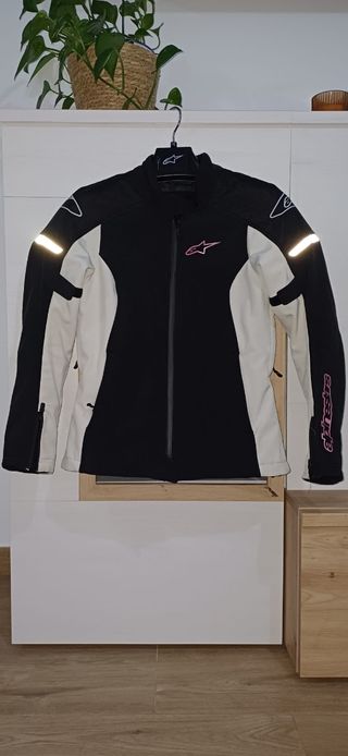 Cazadora de moto 4 estaciones
(Mujer)Talla S