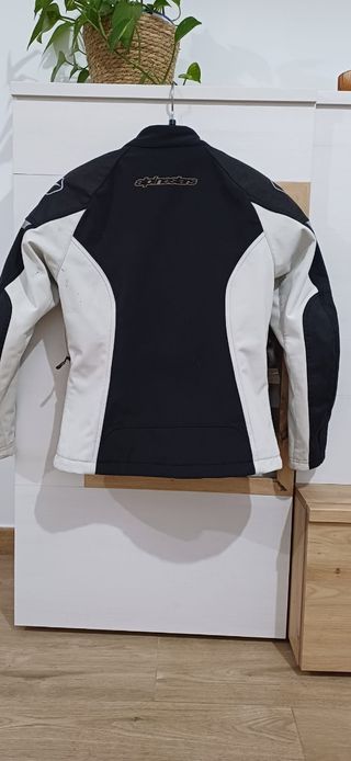 Cazadora de moto 4 estaciones
(Mujer)Talla S