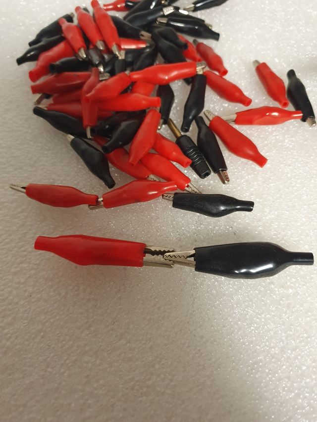 Morsetti a coccodrillo isolati