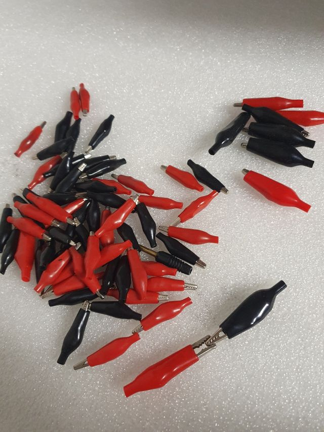 Morsetti a coccodrillo isolati