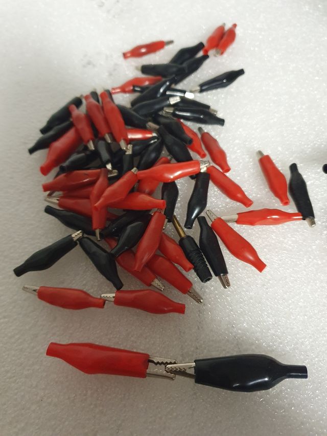 Morsetti a coccodrillo isolati