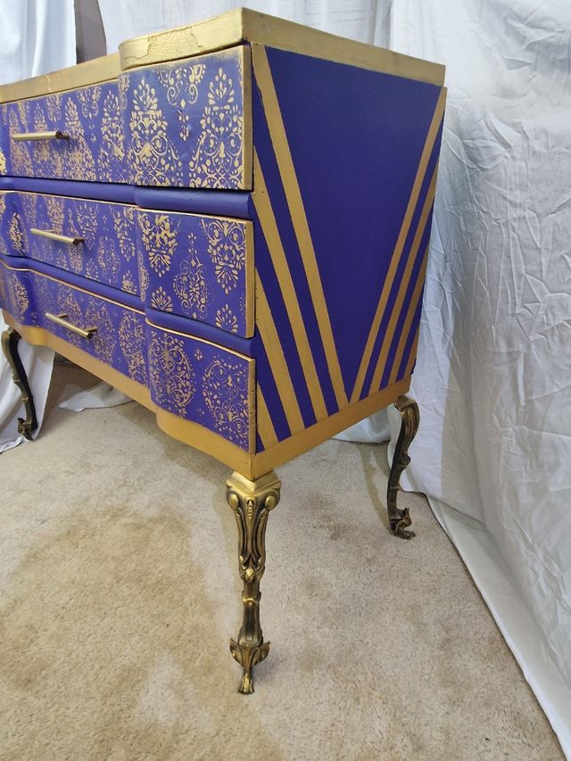 Cómoda estilo imperio