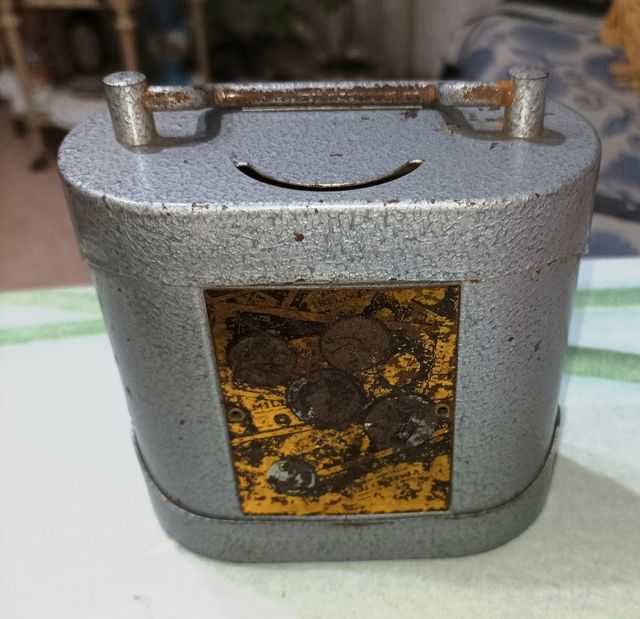 Salvadanaio in metallo vintage 
