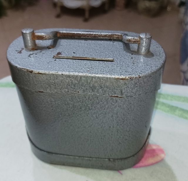 Salvadanaio in metallo vintage 