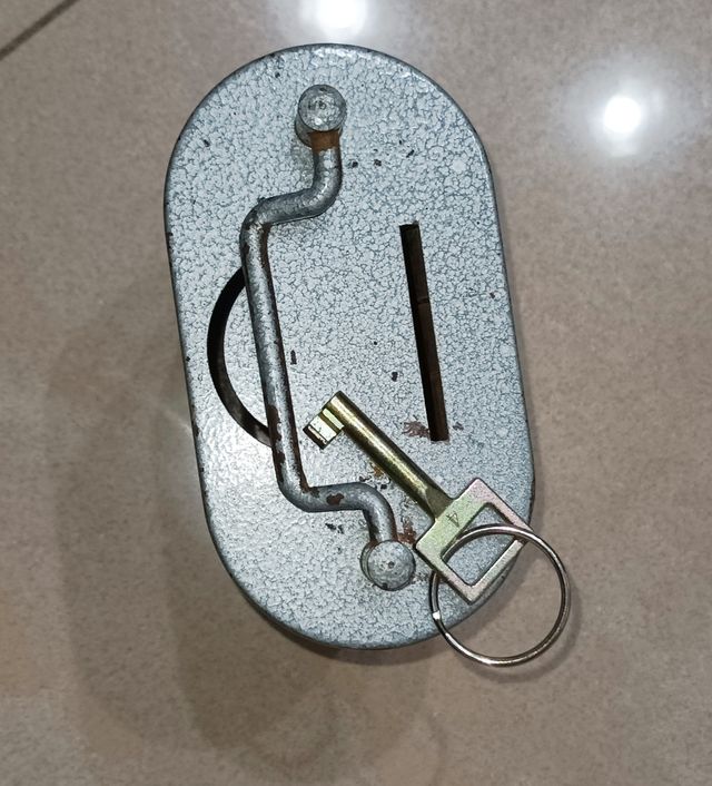 Salvadanaio in metallo vintage 