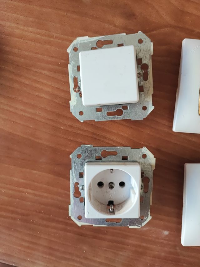 Enchufes y apliques Simon