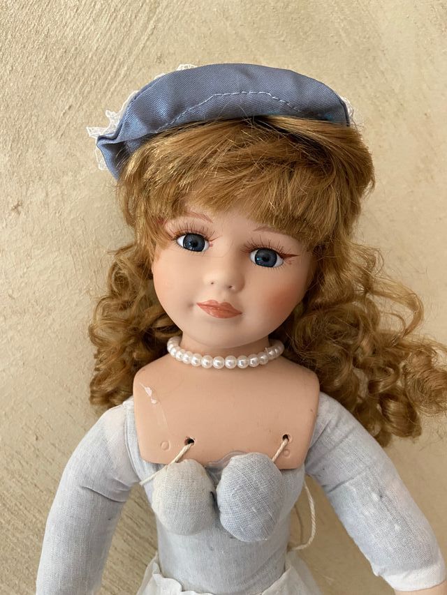 Muñeca antigua de porcelana