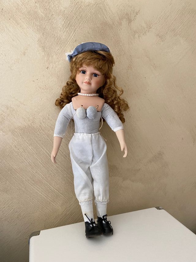 Muñeca antigua de porcelana