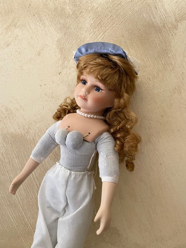 Muñeca antigua de porcelana