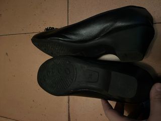 Zapatos negros con pompón en la punta