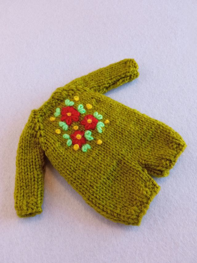 Mono verde oliva con flores bordadas - Blythe