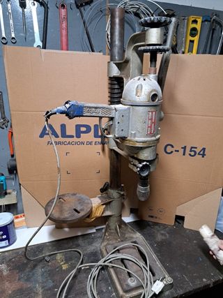 Taladro industrial con soporte