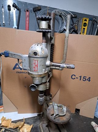 Taladro industrial con soporte