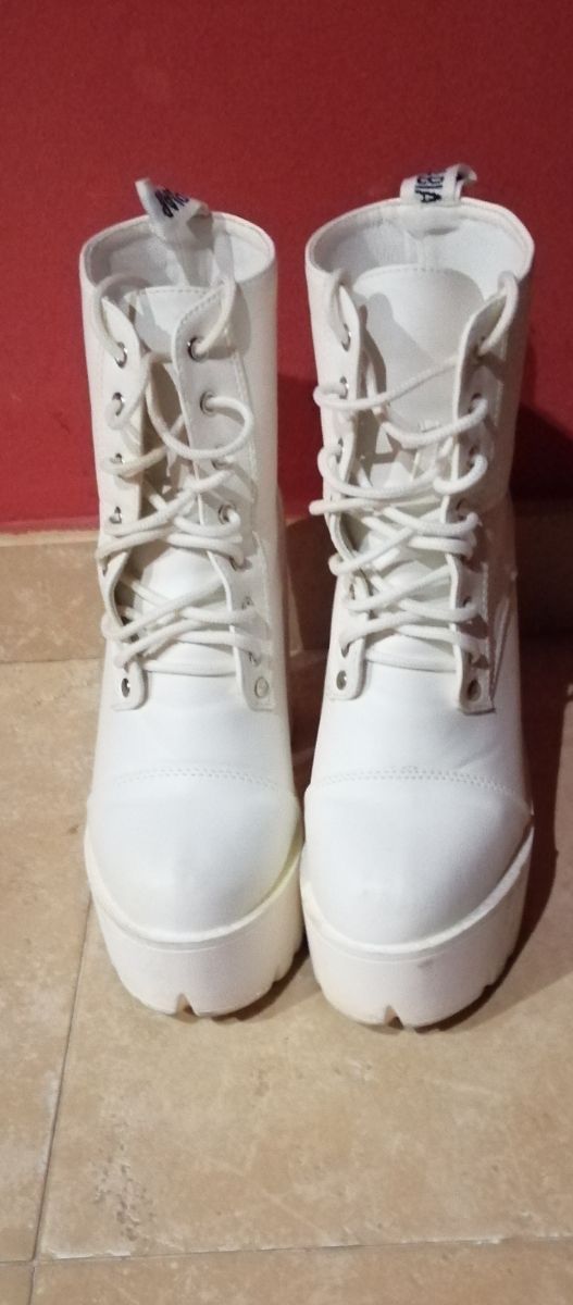 Stivali bianchi con tacco