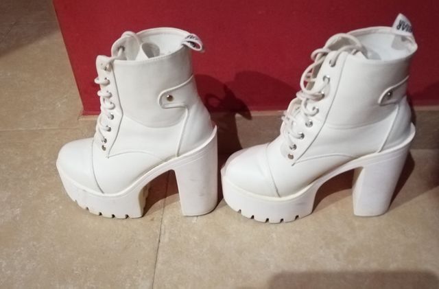 Stivali bianchi con tacco