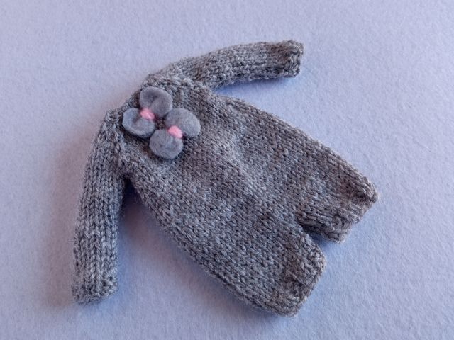 Mono gris con lazos - Blythe