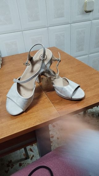 Zapatos de tacón, sandalias