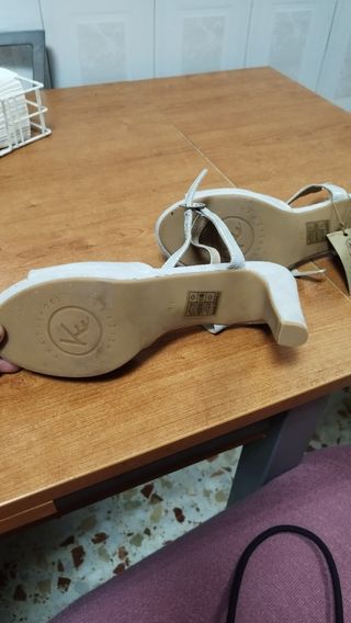 Zapatos de tacón, sandalias