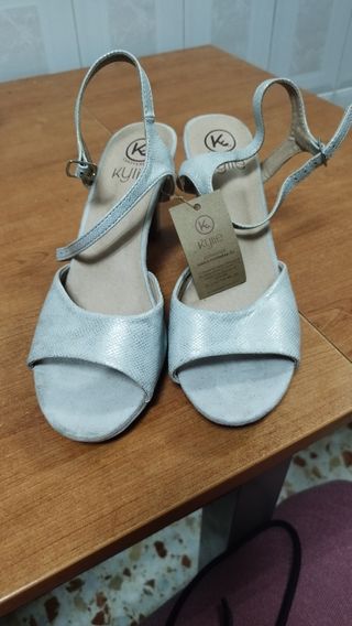 Zapatos de tacón, sandalias