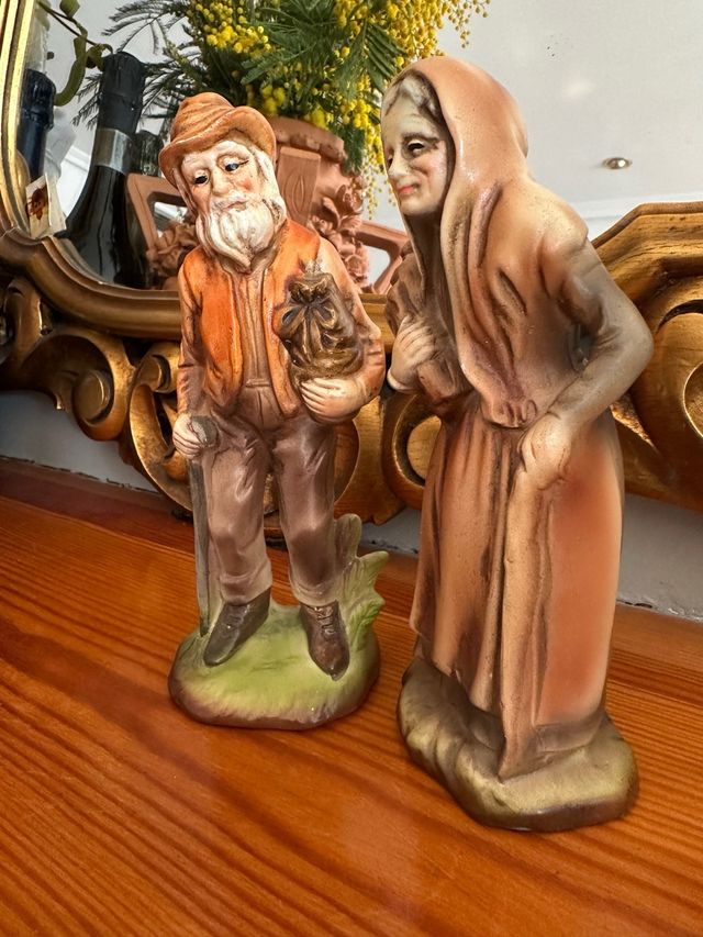 Figuras de porcelana  dos ancianos paseando