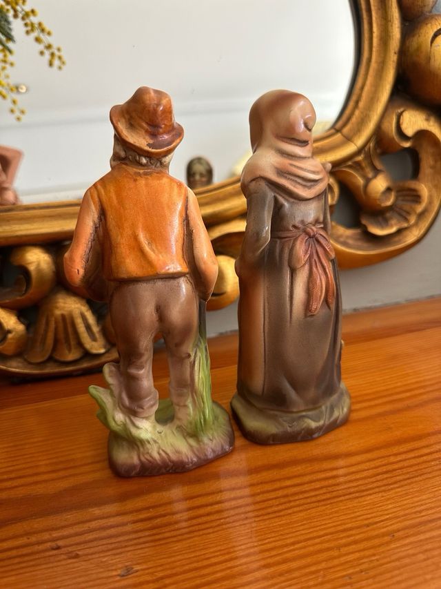 Figuras de porcelana  dos ancianos paseando