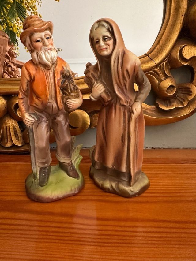 Figuras de porcelana  dos ancianos paseando