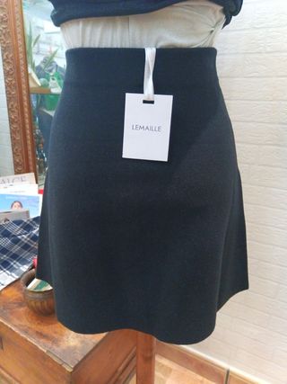 Falda negra corta 