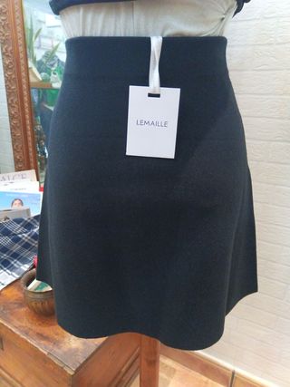 Falda negra corta 