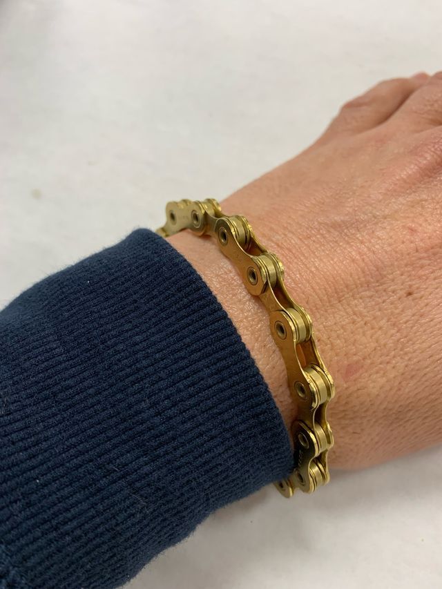 Pulsera fina de tipo moto. 