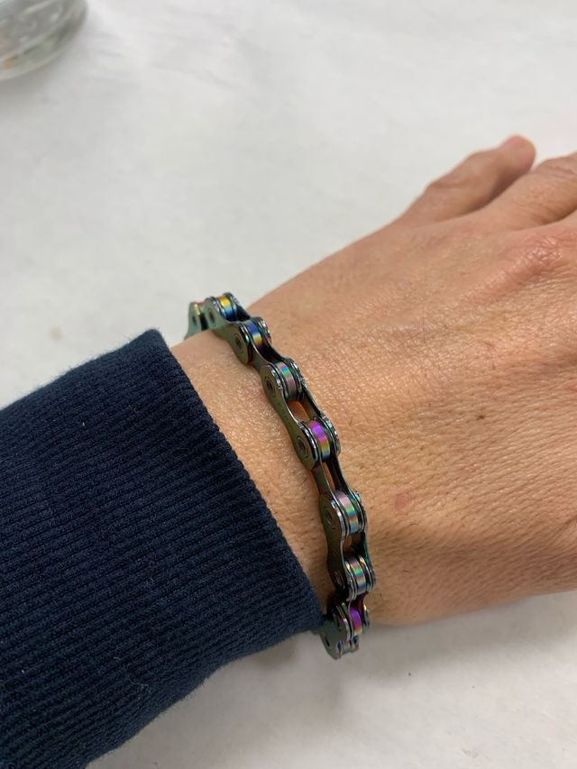 Pulsera fina de tipo moto. 