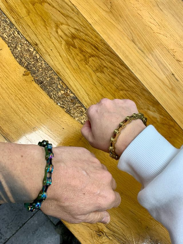 Pulsera fina de tipo moto. 