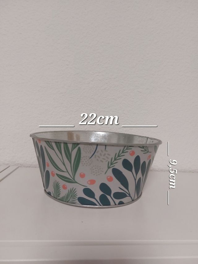 Dos maceteros decorados metálicos.